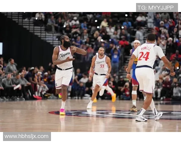 足球球星观看NBA比赛感受与对比分析：跨界运动员的篮球热情与见解